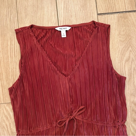 Nine West Sleeveless V-Neck Pleated Blouse Tie Waist | Rust Red Orange | Small - Picture 3 of 9